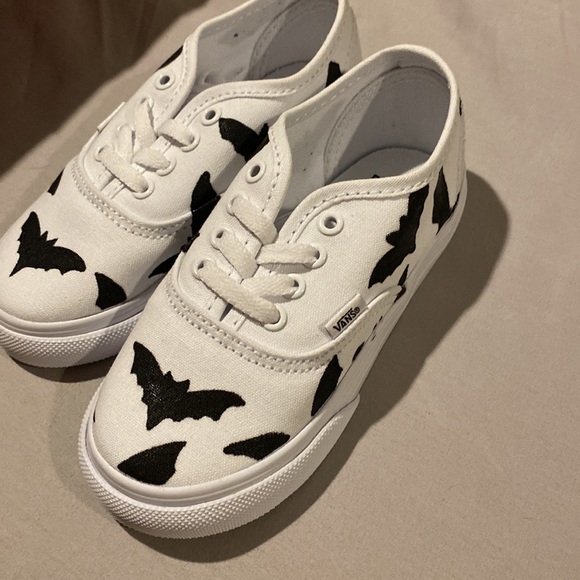 Hand painted bat vans - Picture 3 of 3